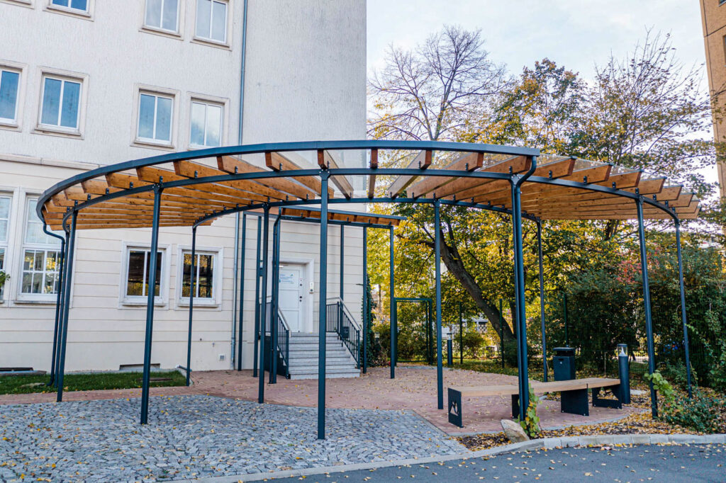 Pergola mit Sitzbank aus Stahl und Holz - Sonderbauten in Gera und Meerane 