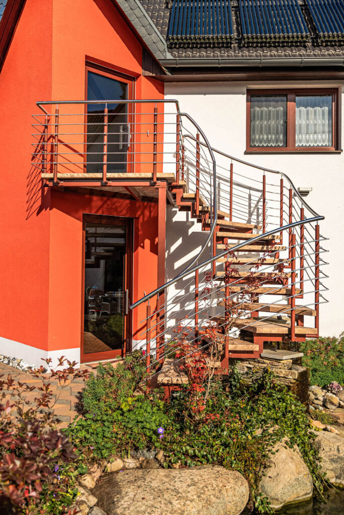 Außentreppe an einem privaten Wohnhaus - individuell geplante und gebaute Metalltreppen aus dem Altenburger Land