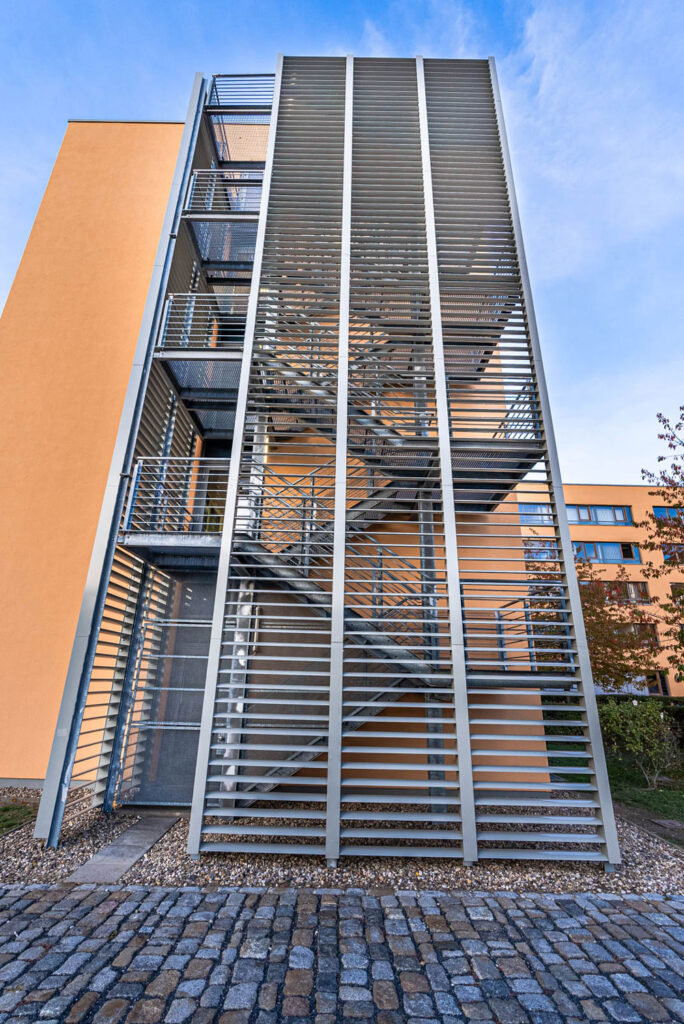 Außentreppe mit Lamellen-Verkleidung in Riesa - Metall bietet vielfältige Möglichkeiten für Fassadenverkleidungen